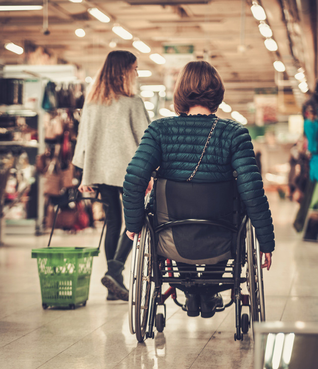 Asistencia a domicilio en Barcelona y ayudas para personas dependientes señora en silla de ruedas con las ayudas para personas dependientes