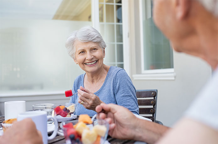 Cuidado de personas mayores: recomendaciones para una dieta saludable