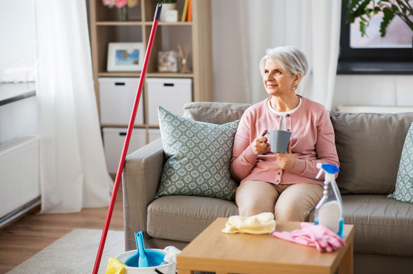¿Cómo limpiar la casa de una persona mayor? ¡ 6 consejos!