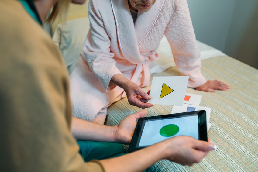 enfermera cuidando de persona mayor con alzheimer